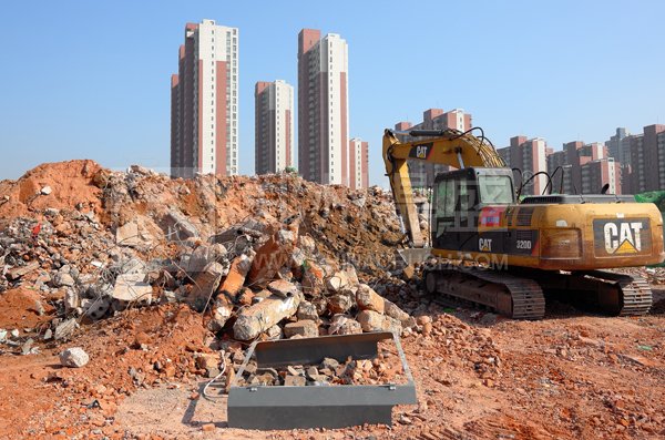 履带式移动破碎站在建筑垃圾处理现场生产实况_郑州鼎盛工程技术官方
