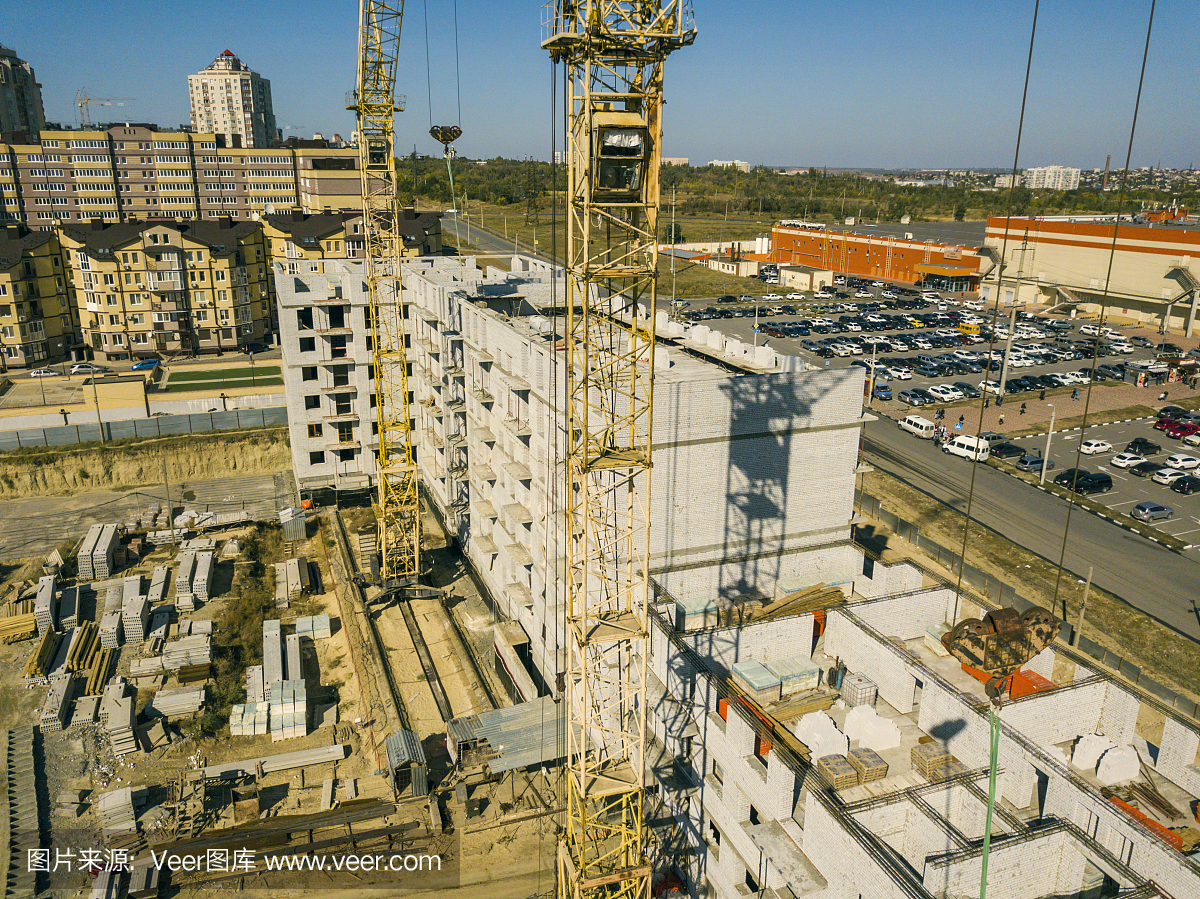 开发建筑工程项目施工起重机塔架鸟瞰图